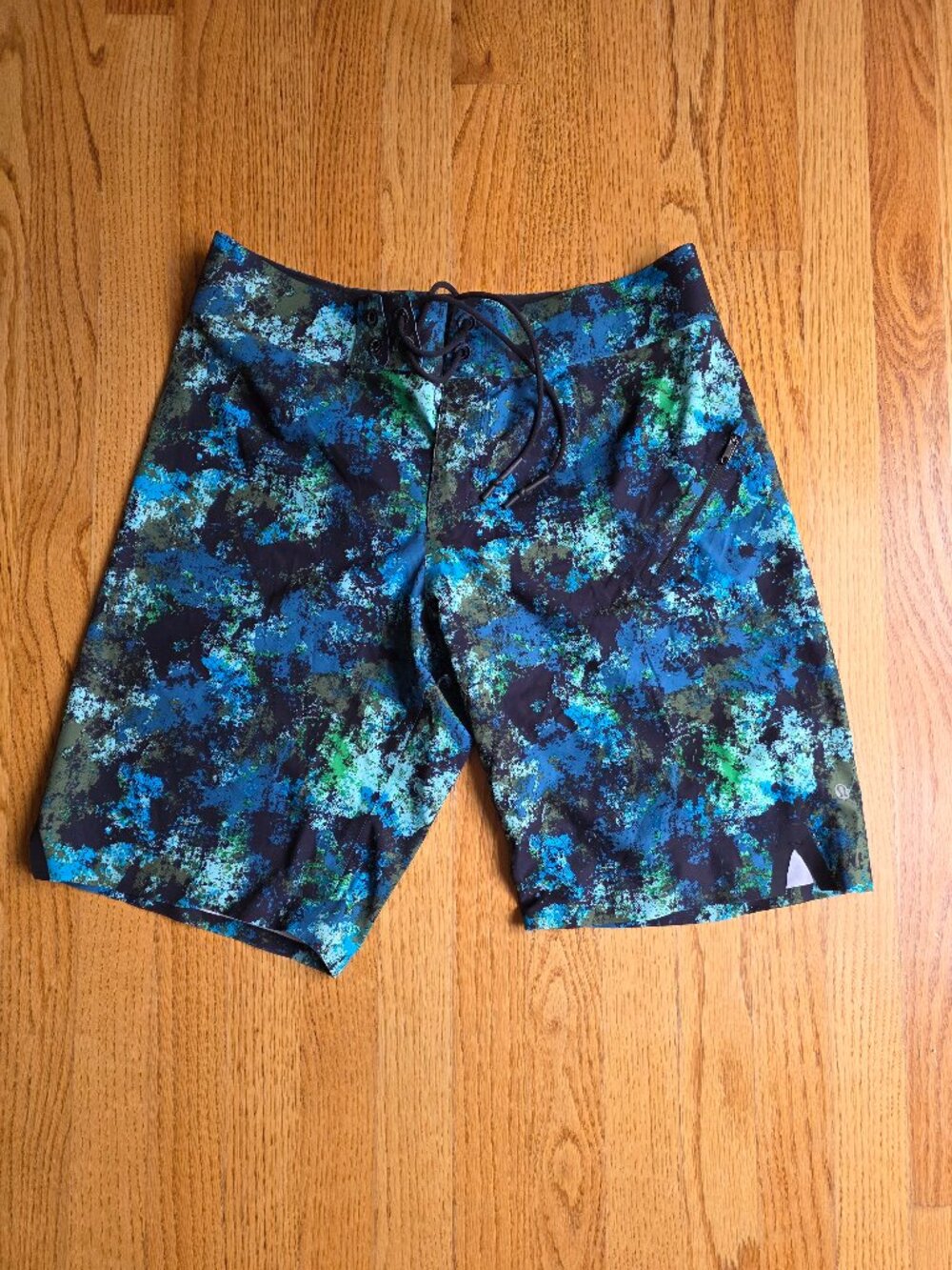 Lululemon EI Current Board Shorts | 32 inch waist | Green Blue Splatter Camo
